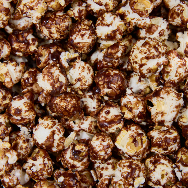 Popcorn o smaku czekolady – chrupiący karmelizowany popcorn czekoladowy premium