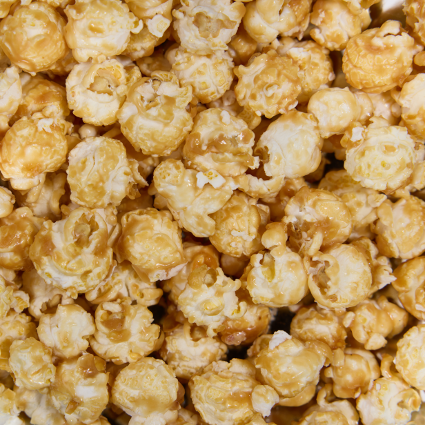 Popcorn palona biała czekolada – chrupiący karmelizowany popcorn z białą czekoladą premium
